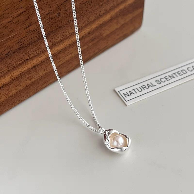 A Pearl Necklace Female Niche Design Light Luxury High Sense Unique Accessories Simple Cold Wind Versatile Collarbone Chain
