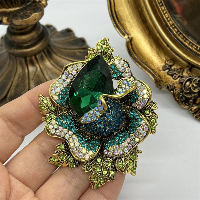 SKEDS Vintage Women Men Fashion Crystal Cross Baroque Style Badges Brooch Retro Unisex Rhinestone Luxury Pin Corsages Jewelry