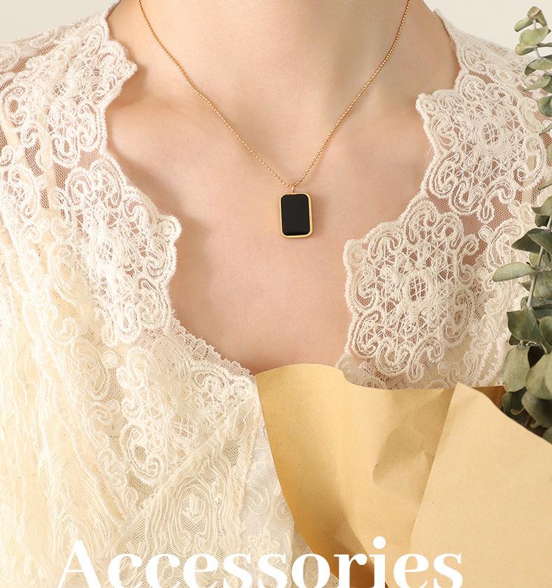European Retro Black Shell Pendant Necklace, 18K Gold-Plated Titanium Steel Clavicle Chain (P528)