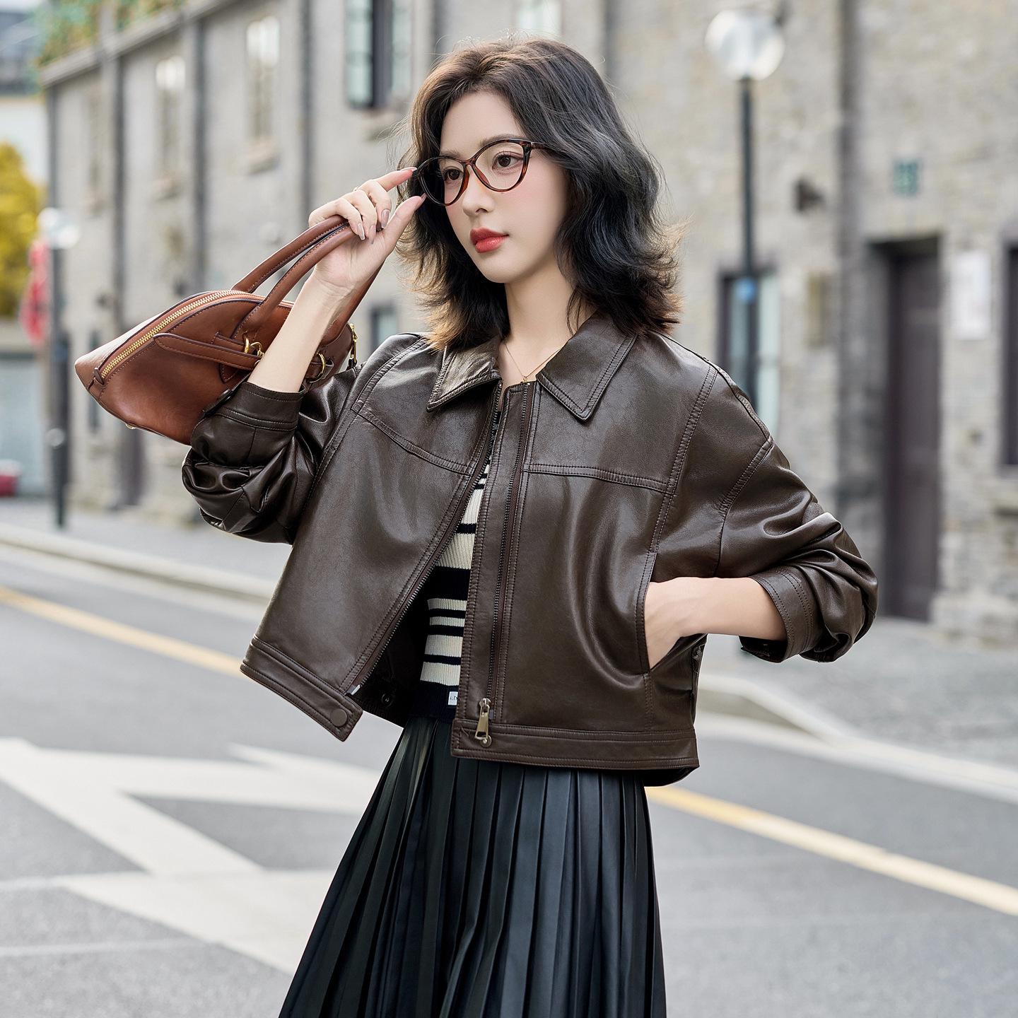 

Женская куртка из высококачественной овчины - Мода 2025, отложной воротник, короткий байкерский стиль, универсальный и шикарный дизайн. Extra Large коричневый/зелёный