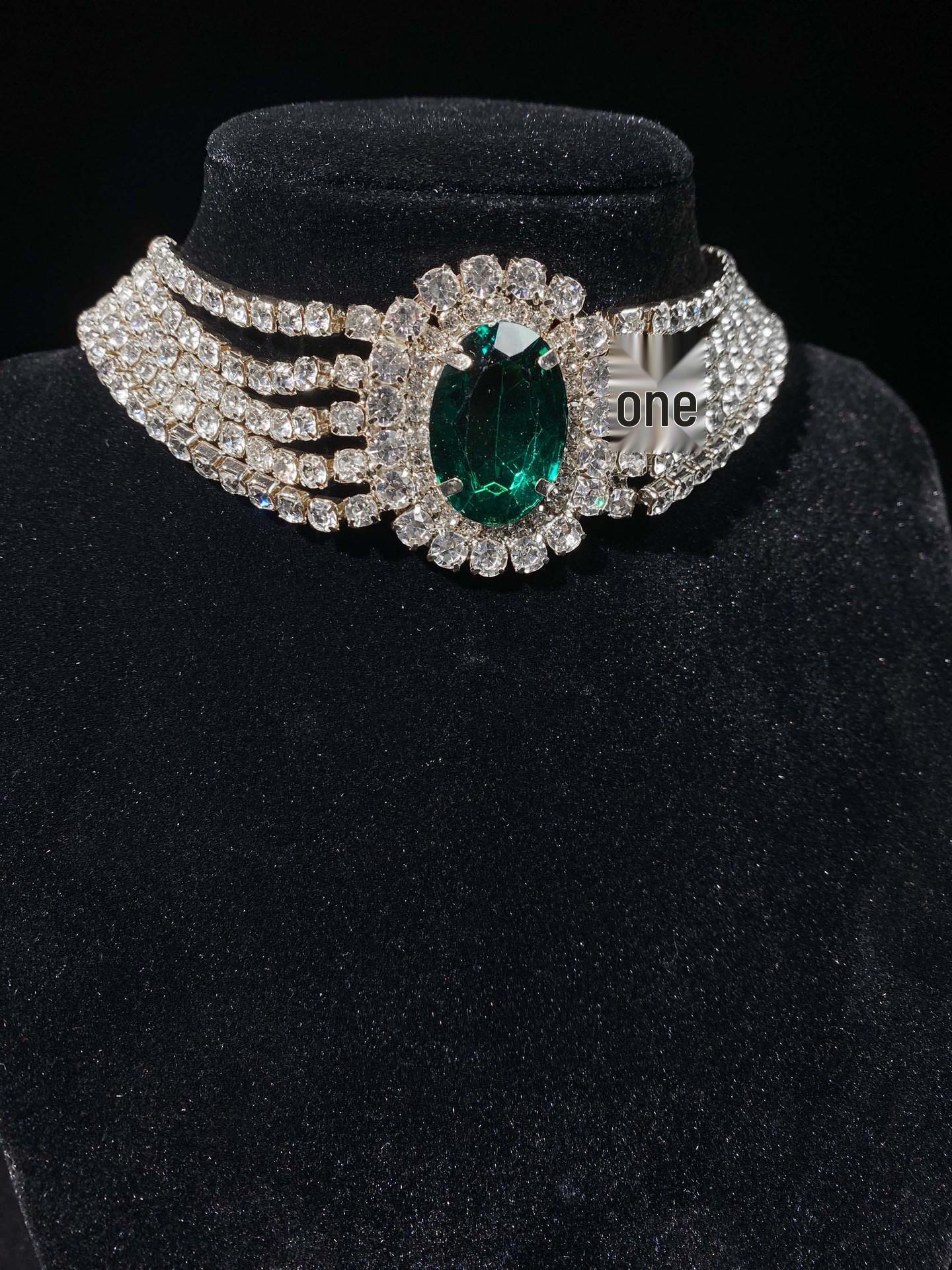 Diamond-Studded Heart Necklace: Elegant Rhinestone Clavicle Chain for Women s Luxury Fashion