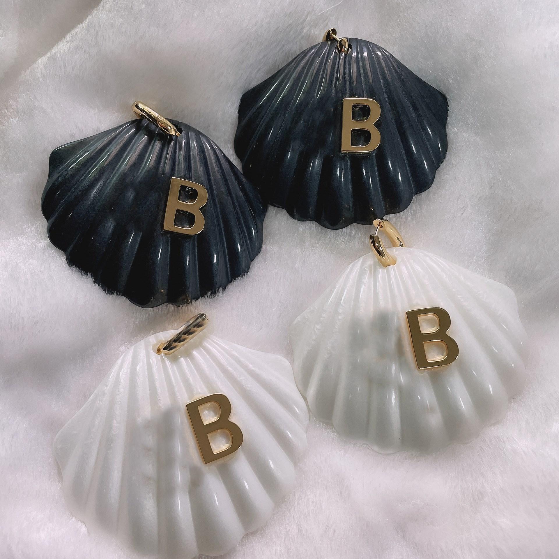 

Брендовые модные жемчужные украшения, золотые серьги из белых ракушек, серьги из жемчужных ракушек, большие круглые серьги с инициалами