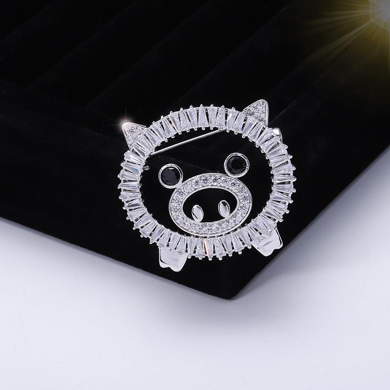 Bo Xin Yun Zirconia Pig Head Brooch – Stylish Animal Pin for Fashion Accessories