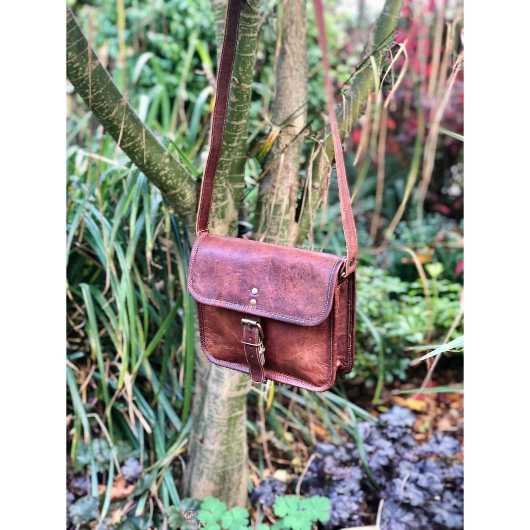 Маленькая коричневая кожаная сумка-почтальонка — фото 3