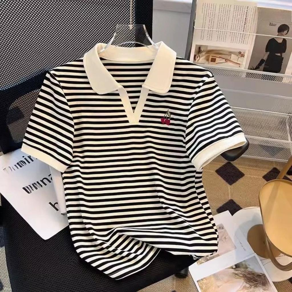 Modisches Sommer-T-Shirt für Damen mit V-Ausschnitt und kurzen Ärmeln, Stilvolles Cropped Top für zierliche Damen, Design-orientierte Unterwäsche