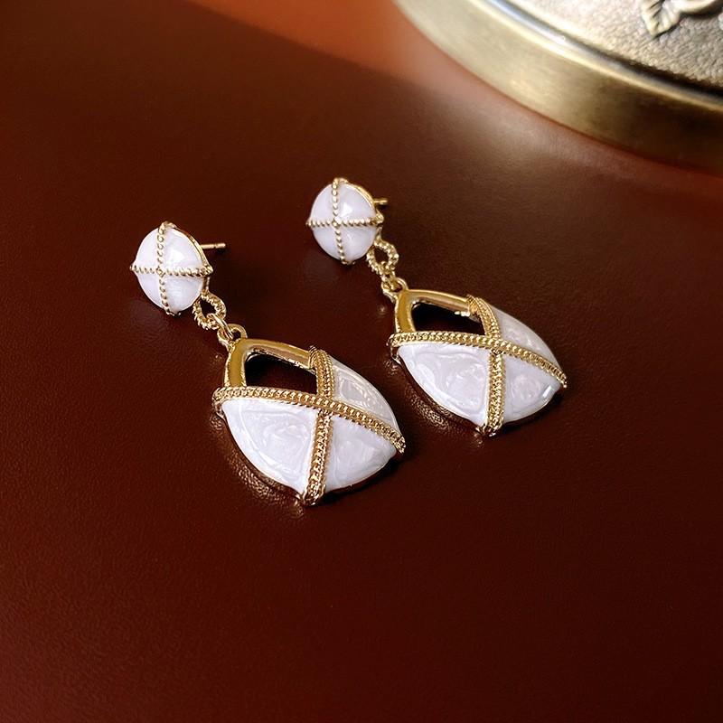 Real gold electroplated medieval pearl earrings, European and American exaggerated retro studs, niche high-end temperament earrings, women