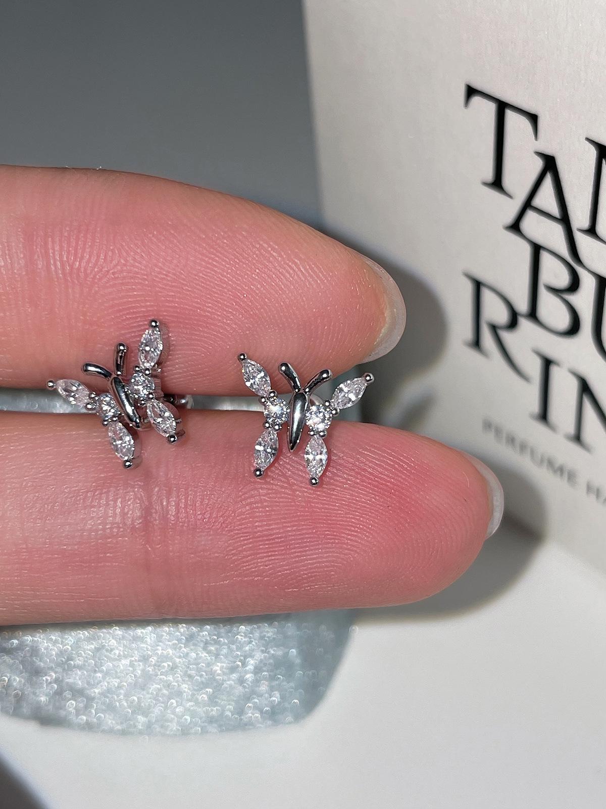 

Серьги-гвоздики в форме бабочки из серебра 925 пробы, женские, легкие, роскошные, нишевые, высококачественные, взрывные, циркониевые, изысканные, холодные серьги A pair of 925 silver needle