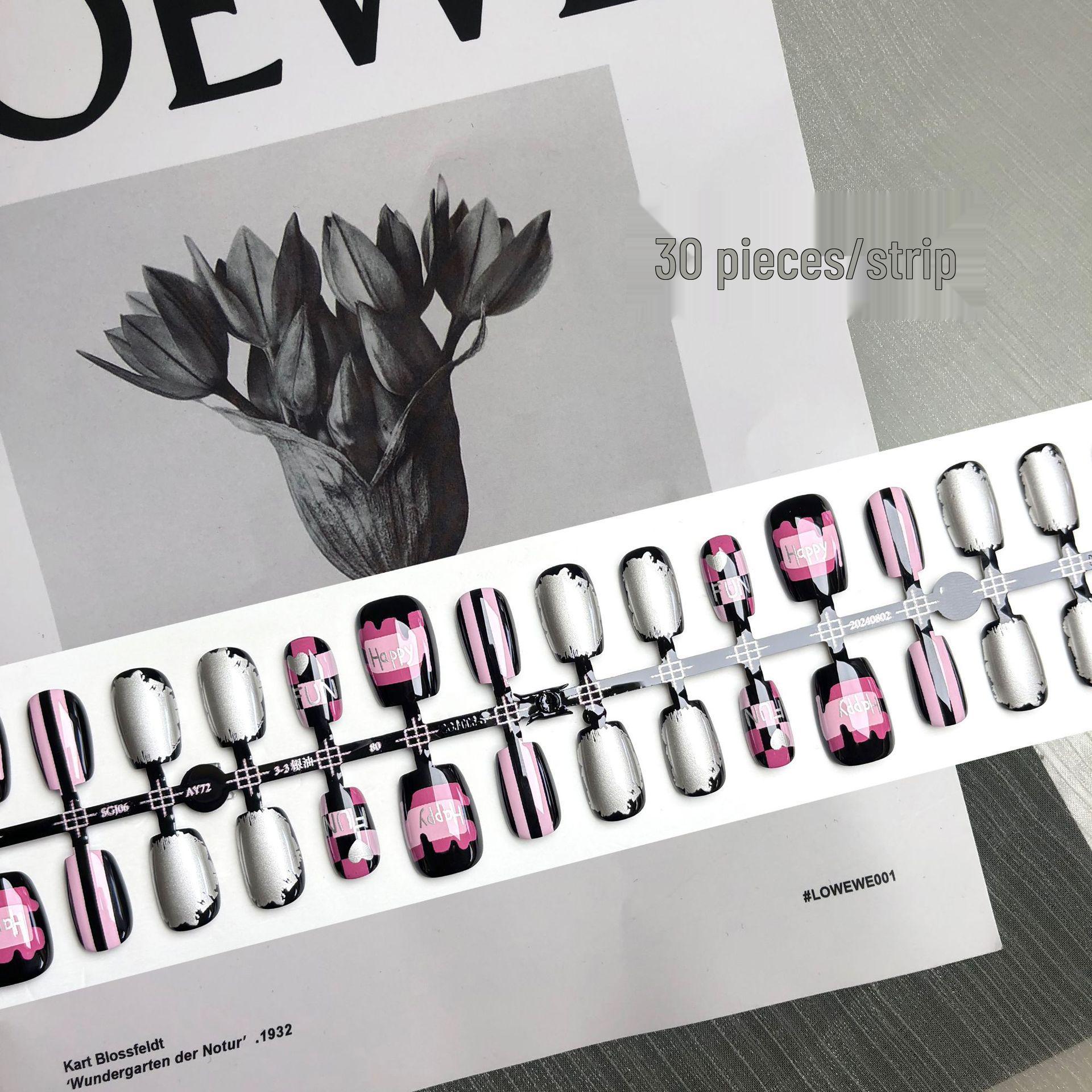 

Черно-розовые 3D ногти-накладки в стиле Y2K – трендовый летний нейл-арт