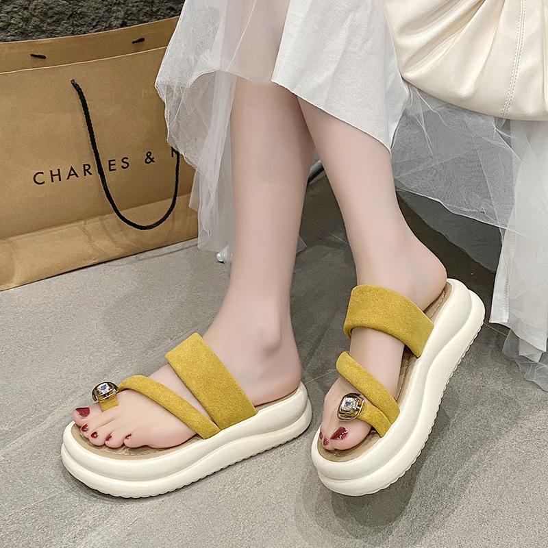 Thick-soled slippers for women's summer wear, stepping on shit 2025 new set of toe sandals, beach fashion with skirts, cool slippers for women