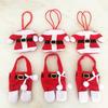 Festliche Weihnachts-Tischdekoration mit charmanten Weihnachts-Besteckhaltern und Mini-Outfits