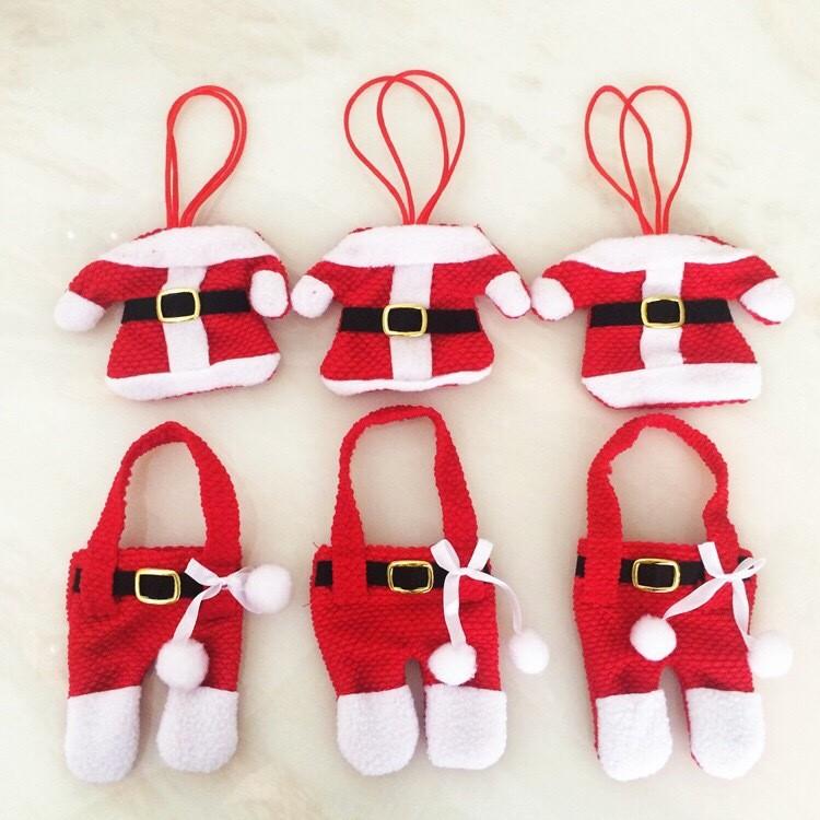 Festliche Weihnachts-Tischdekoration mit charmanten Weihnachts-Besteckhaltern und Mini-Outfits