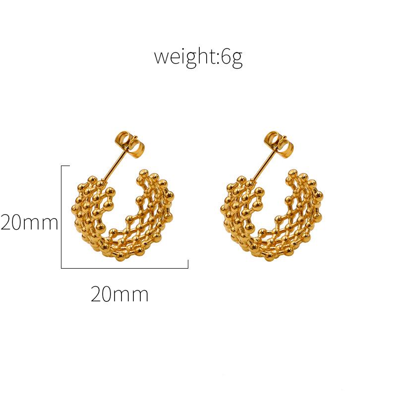 Titanstahl Kleine Goldperlen Spleißgitter-ähnliches C-förmiges Nischen-Design Hongkong-Stil Beschichtet mit 18 Karat Gold Steckerohrringe und Ohrschmuck