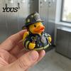 Scène décorative intéressante Figurine Canard Pompier, Ornement de bureau en résine durable, Cadeau créatif mignon Thème Pompier Jaune