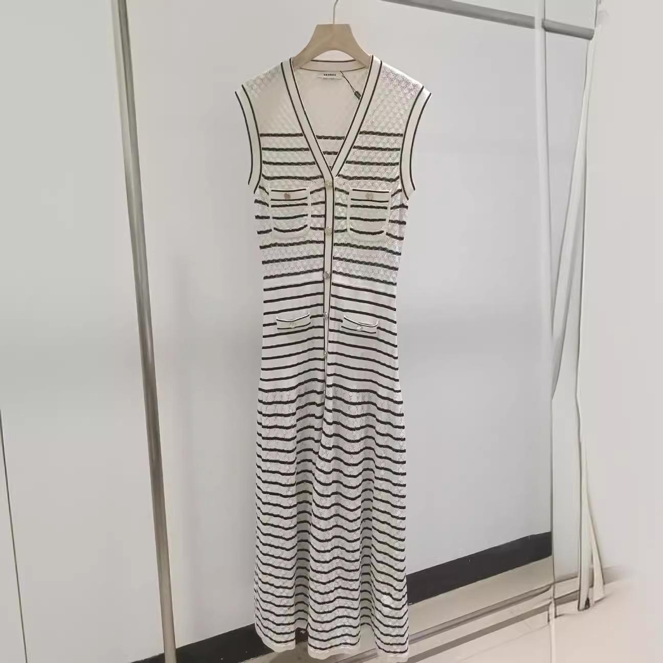 

Женское облегающее трикотажное платье без рукавов в черно-белую полоску 2024 года Small