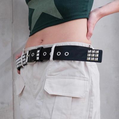 Punk Rock Perçin Kemer Çivili Kemer Grommet İplikli Kemer Kare Perçinler Piramit Metal Gömme İşlemeler Ayarlanabilir Kayışlar Suni Deri Kemer
