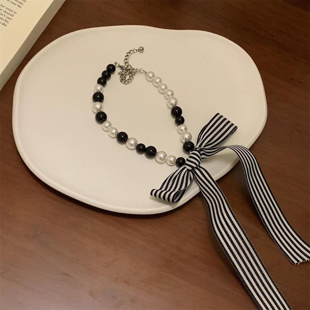 

Черно-белое ожерелье-подвеска в виде банта из стеклянных бусин, модное, универсальное, с темпераментом, цепочка для ключиц, нишевое, персонализированное, простое украшение