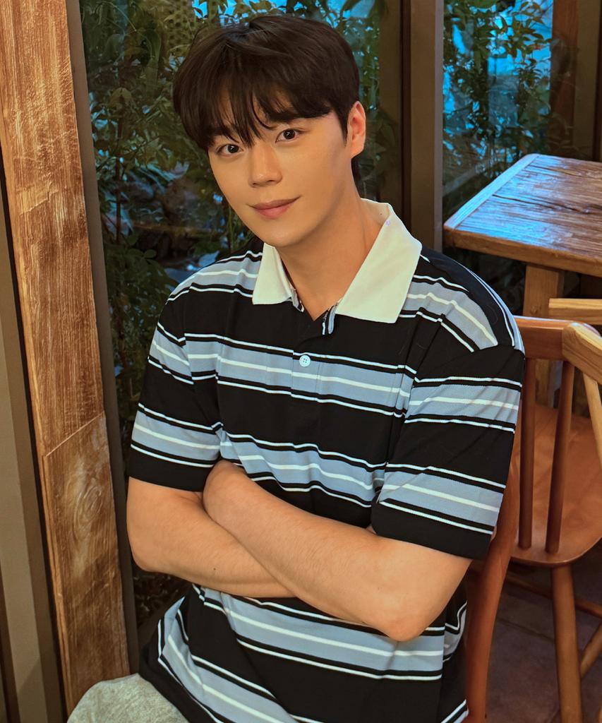 MINDBRIDGE Multi-Stripe Semi-Overfit Collared T-Shirt