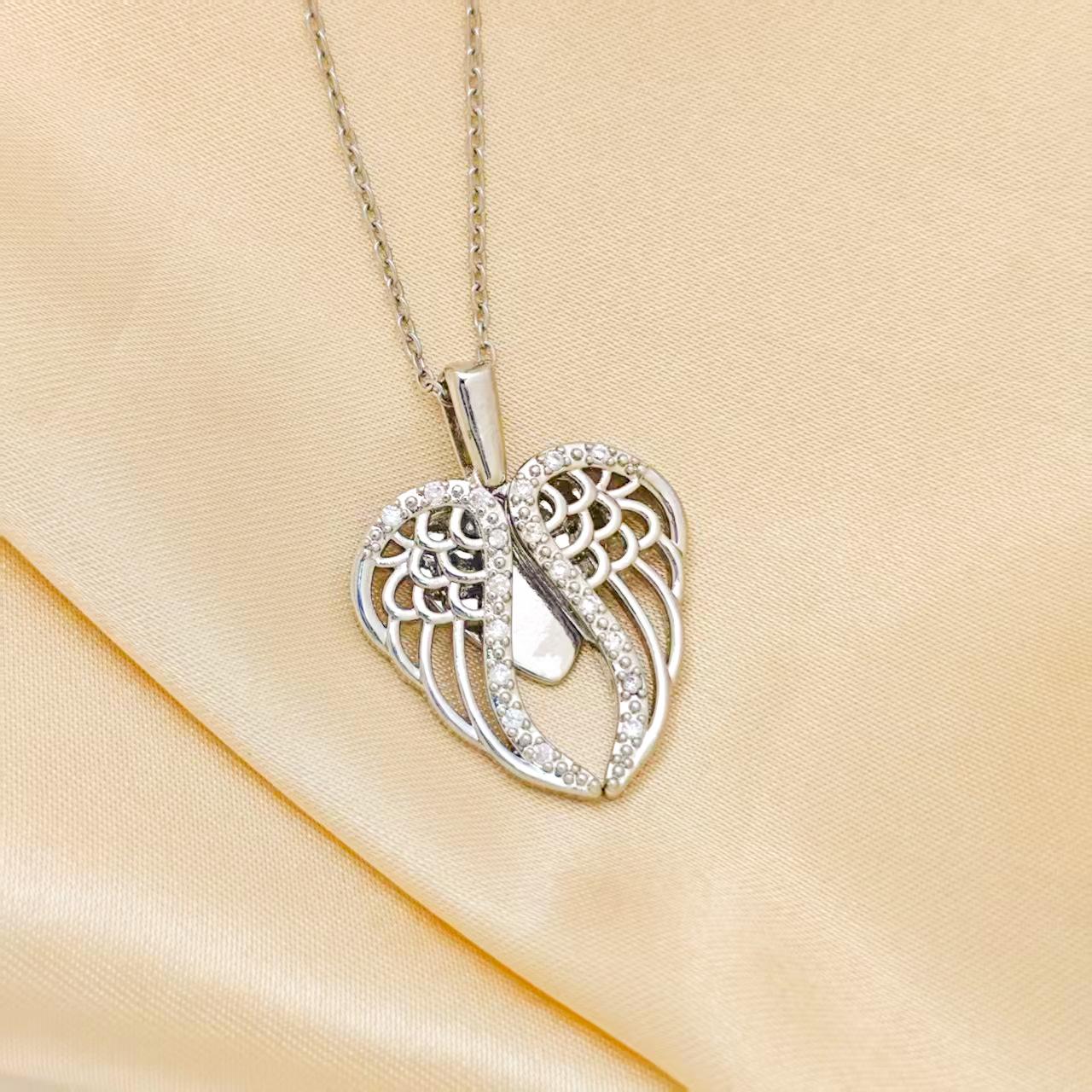 

Ожерелье-подвеска «Ангельские крылья и сердце» с бриллиантами, с золотым покрытием серебряный