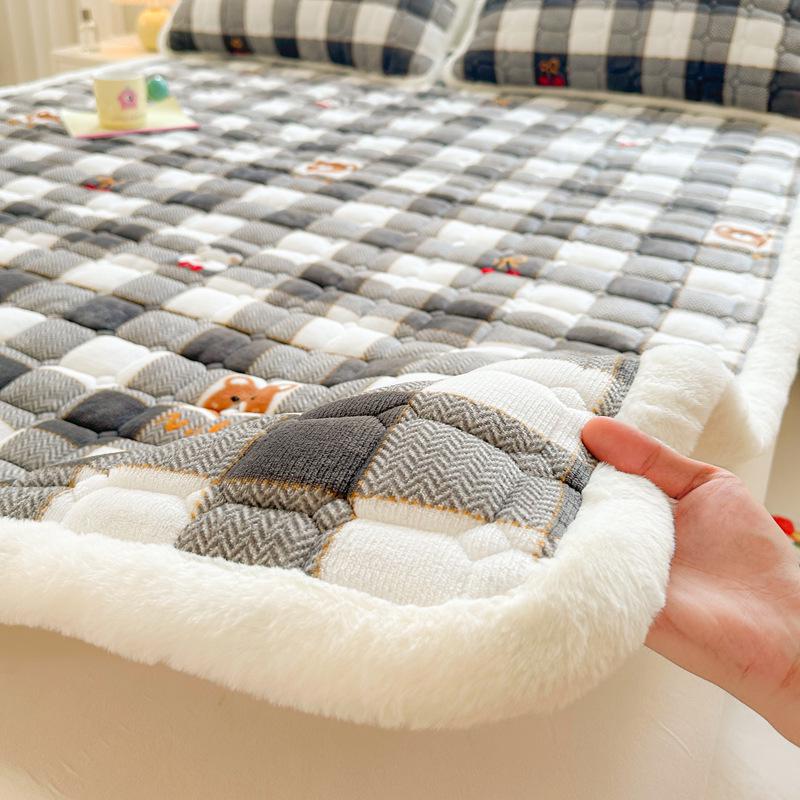 

Стеганый велюровый наматрасник - Мягкая коралловая флисовая зимняя накладка, Утолщенный и теплый татами-мат. Pair of Pillowcases