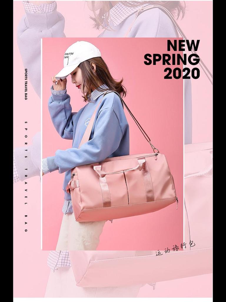 Geräumige Reisetasche mit Nass-/Trockenfach, ideal für Sport, Yoga und Kurztrips, mit aufgedrucktem Logo.