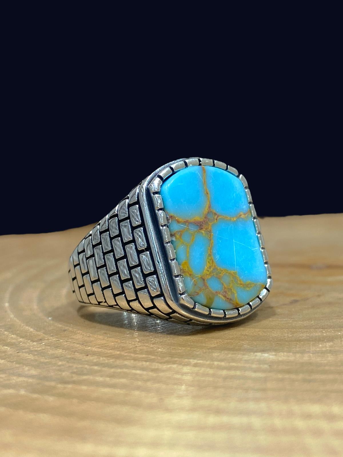 

Очень стильное мужское кольцо из серебра 925 пробы с натуральным бирюзовым камнем багетной огранки