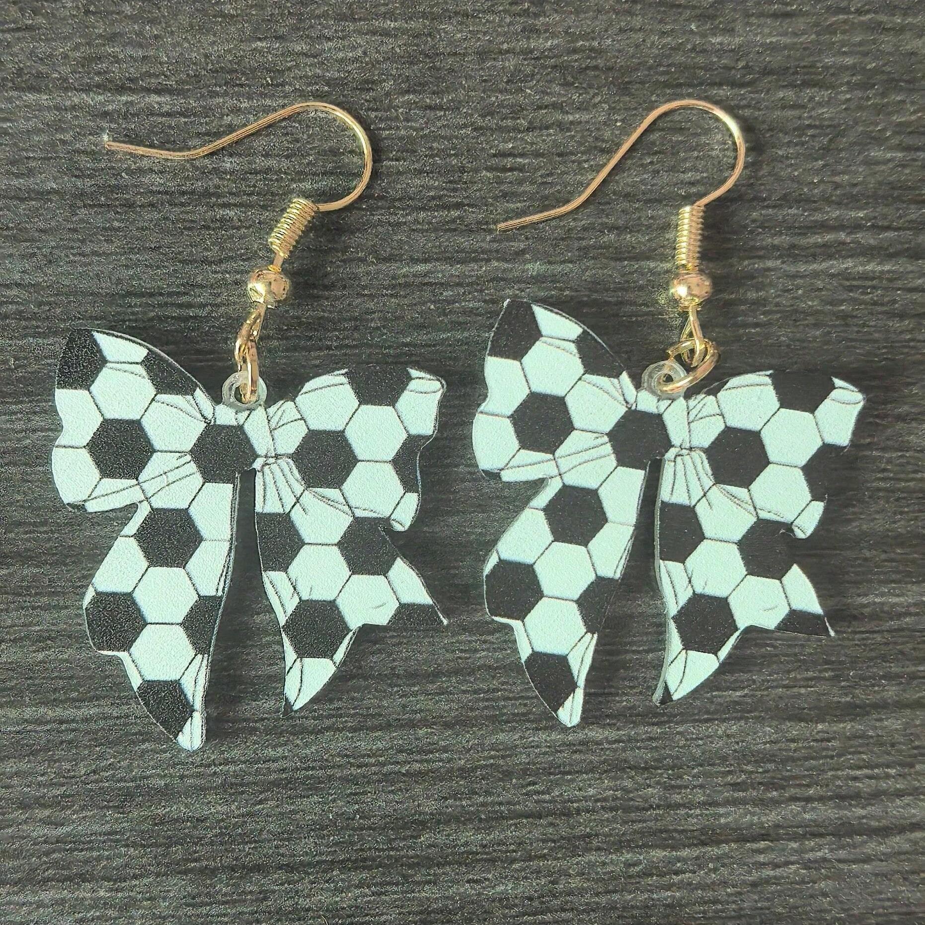 

1 пара спортивных серег-бантиков с элементами футбола и регби, из акрила, креативного дизайна, модные серьги для мужчин и женщин