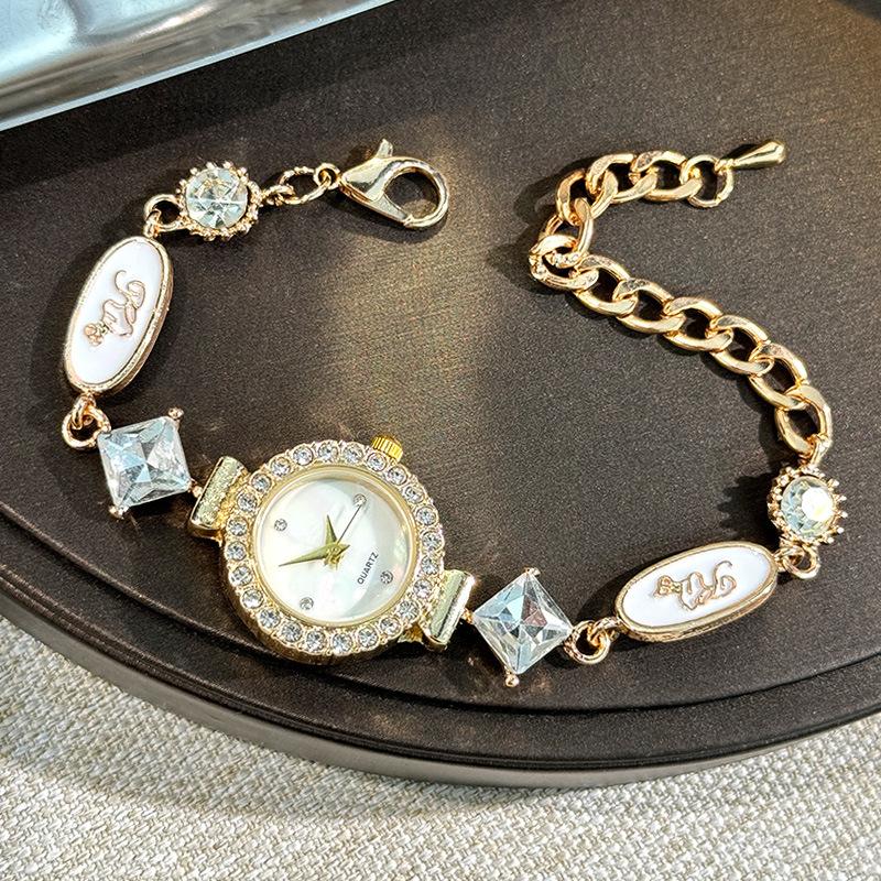 Elegante Buchstabenkette Damen Armbanduhr Diamantbesetztes Zifferblatt Mode Verstellbare Kette Quarz Uhr Relogio Feminino