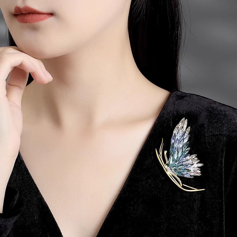The Gradient Colored Butterfly Brooch Exudes An Elegant Charm. The Crystal Brooch Has A Niche Design Sense