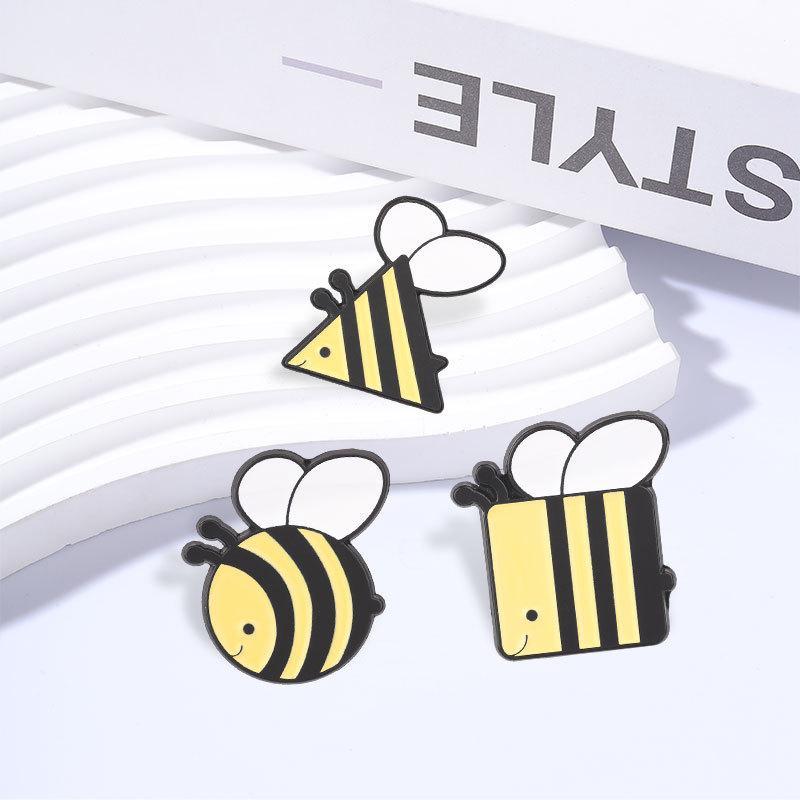 Creative Cartoon Geometric Bee Badge Premium Alloy Animal Pin for Clothes Bag Lapel Decor Unique Gift for Friends Students