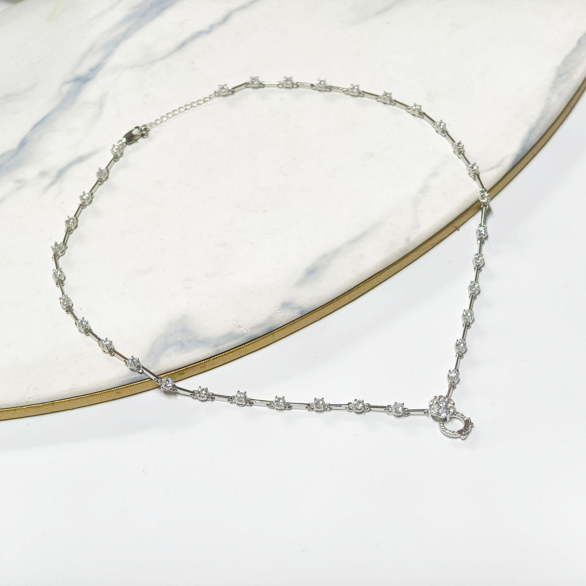 Gesi en Women s Trendy Interlocking Clavicle Necklace with White Zirconia