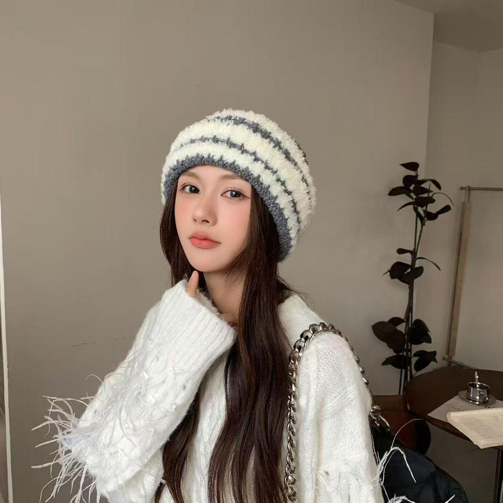Căciulă tricotată din lână cu dungi pentru femei - Căciulă de pescar caldă de iarnă cu protecție pentru urechi și design plușat care acoperă capul.