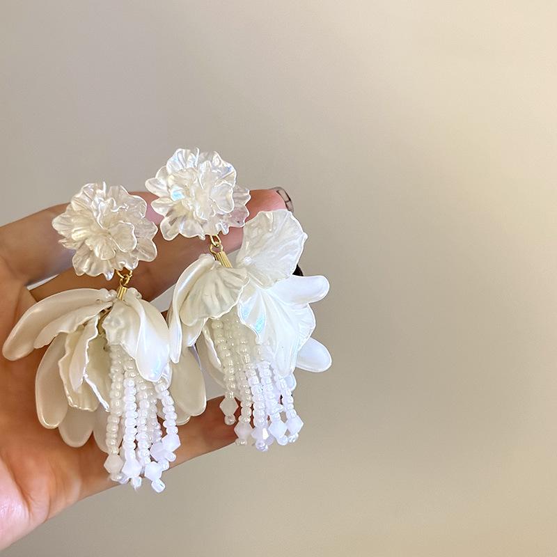 

Модные французские ретро серьги-пусеты с белыми цветами, жемчугом и кисточками