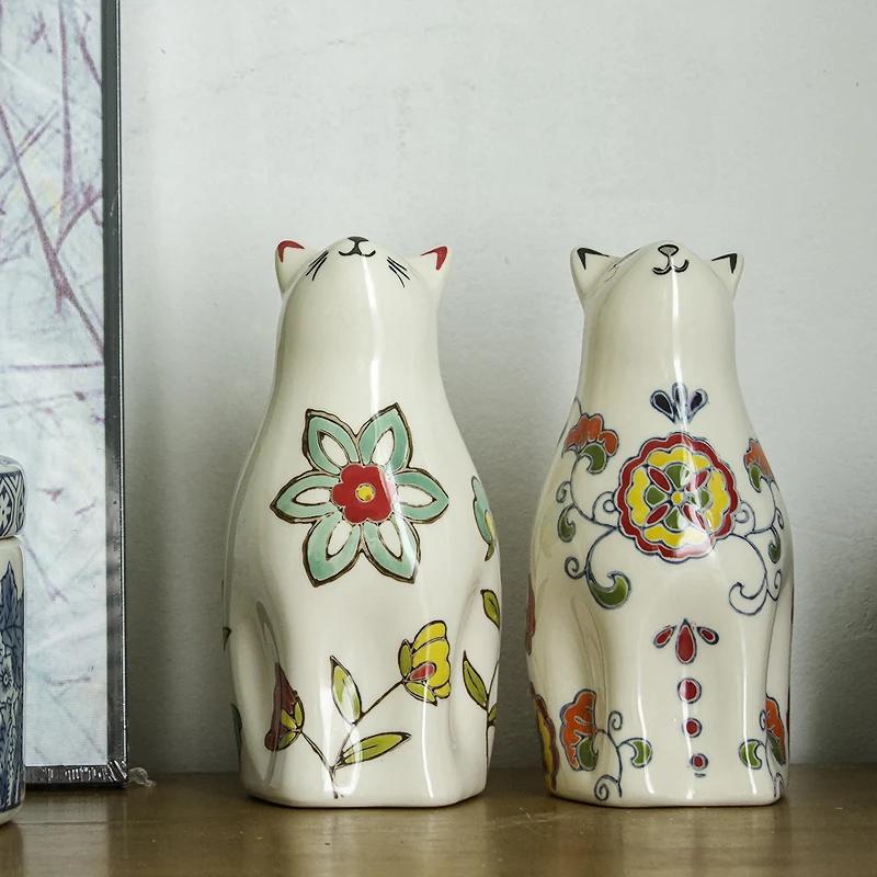 Chinese retro painted ceramic cat creative gift, living room decoration desktop, living room wine cabinet small ornament