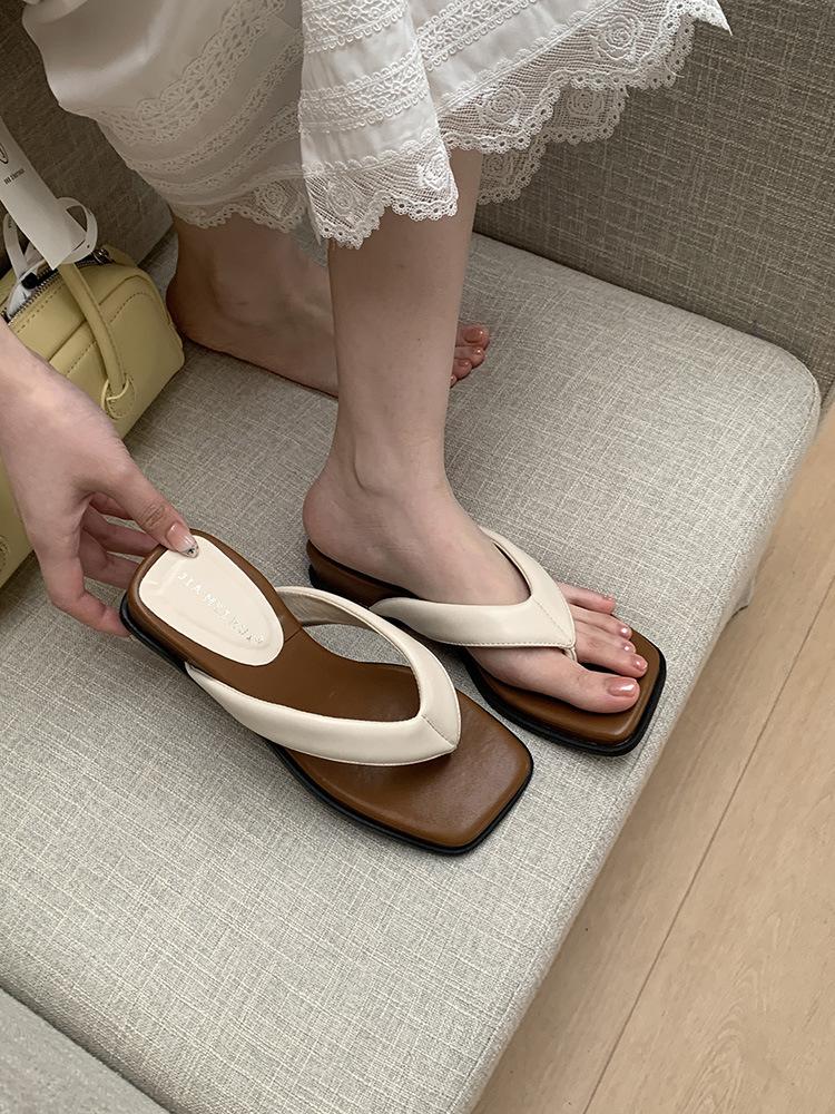 Beach flip-flops women summer Internet celebrities 2025 fashion casual non-slip outer wear Korean version pinch foot vacation cool slippers tide