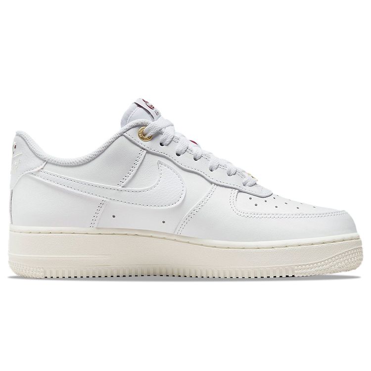Nike Air Force 1 07 Premium History of Logos Damen-Sneaker Weiß Sail Team-Rot DZ5616-100