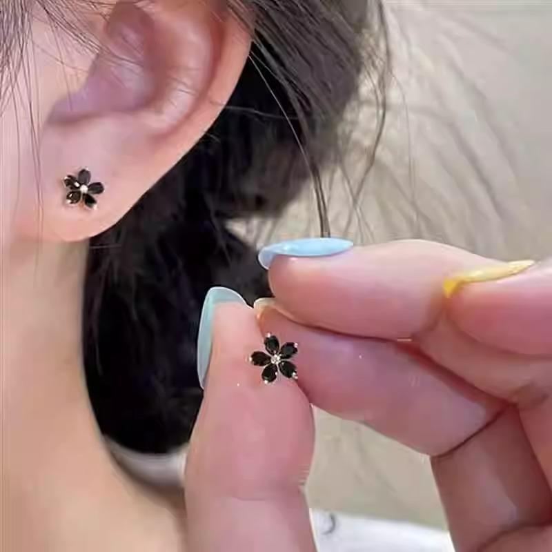 S925 Silver Flower-shaped Stud Earrings - A Unique Design Pair of Earrings, Small-sized Earrings Accessory
