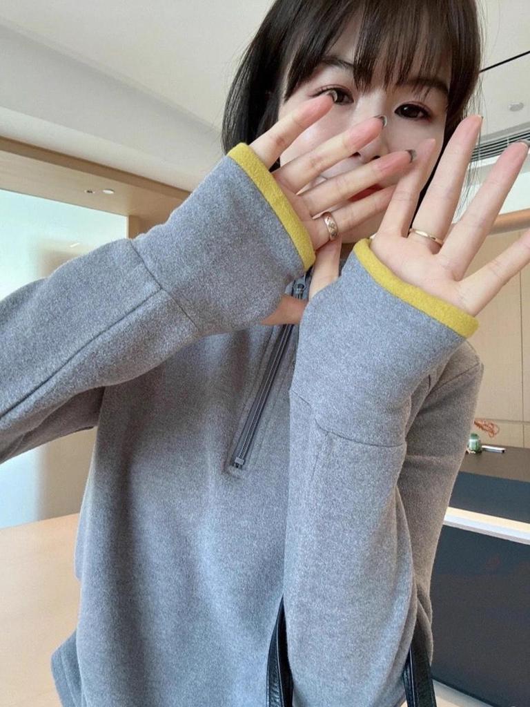 Design-Forward Color-Block Plush Hooded T-Shirt for Women, Long-Sleeve, Double-Sided, Half-Zip Base Layer, Spring/Autumn Style.
