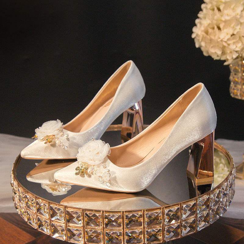 Champagnerfarbene Satin-High Heels Damen Hochzeitskleid Brautschuhe Chinesische Bühnenkleidung Hochzeitsschuhe dünner Absatz spitz zulaufende Einzelne Schuhe Brautschuhe