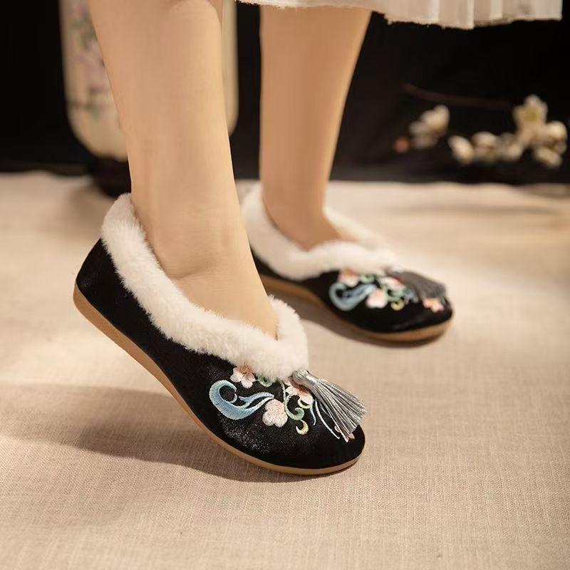 Damen Winter Neu Flache Bestickte Baumwollschuhe Ethnischer Stil Flache Sohle Zum Hineinschlüpfen Runde Spitze Plüsch Warm Seidenquaste Hanfu Schuhe