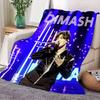 Dimash Kudaibergen Bühnenperformance-Decke - Weiche, gemütliche Überwurfdecke mit lebendigem Konzertdesign, mit schwarzer Reißverschlussjacke und Stunn