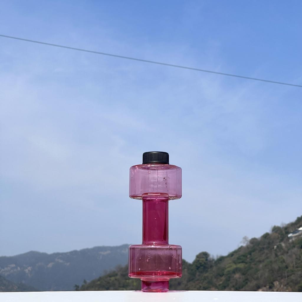 Personalizovaný kelímek ve tvaru činky Fitness láhev na vodu Plastový kelímek Utěsněný nepropustný 550ml Sportovní láhev