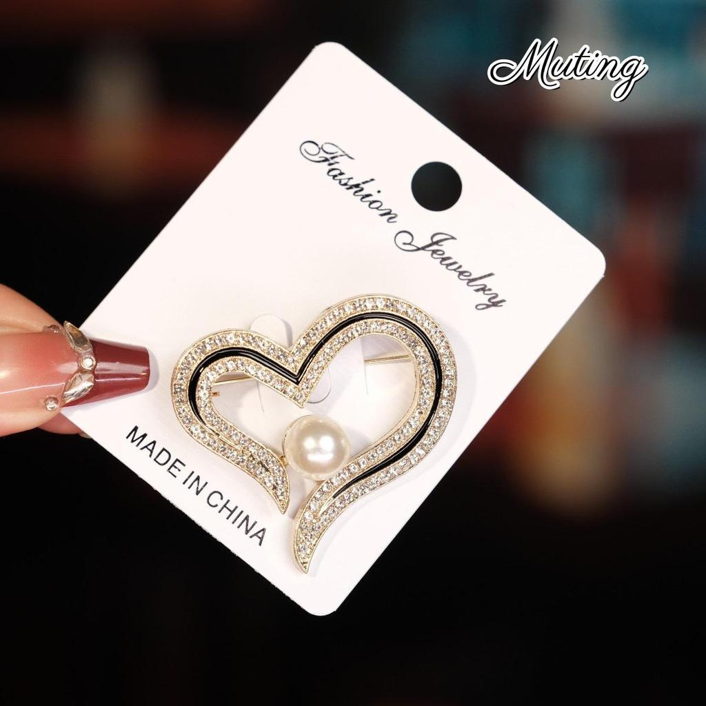 Spilla Cuore con Strass e Perle Dongdaemun Coreana: Elegante Spilla Decorativa con Smalto a Goccia per Cappotti da Donna