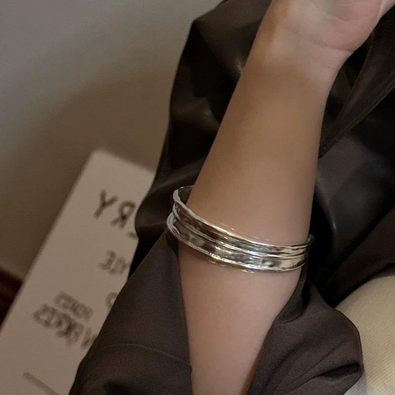 Dongdaemun Heavy Texture Bracelet: Stylish, Sophisticated, & Fashion-Forward Women’s Bangle with a Touch of Personality