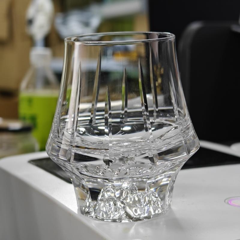 Fujisan Vulkandesign Handgeschliffenes Kristall Whisky Nosing Glas Großbauchiger Weinverkostungsbecher 24 Karat Blattgold Berg Whisky Tumbler 180ml