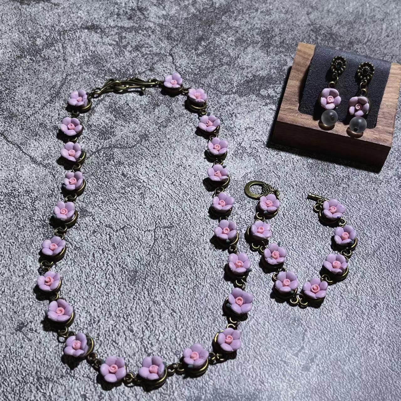 

Vintage Pink Glass Flower Necklace: Retro Summer Fashion Jewelry
