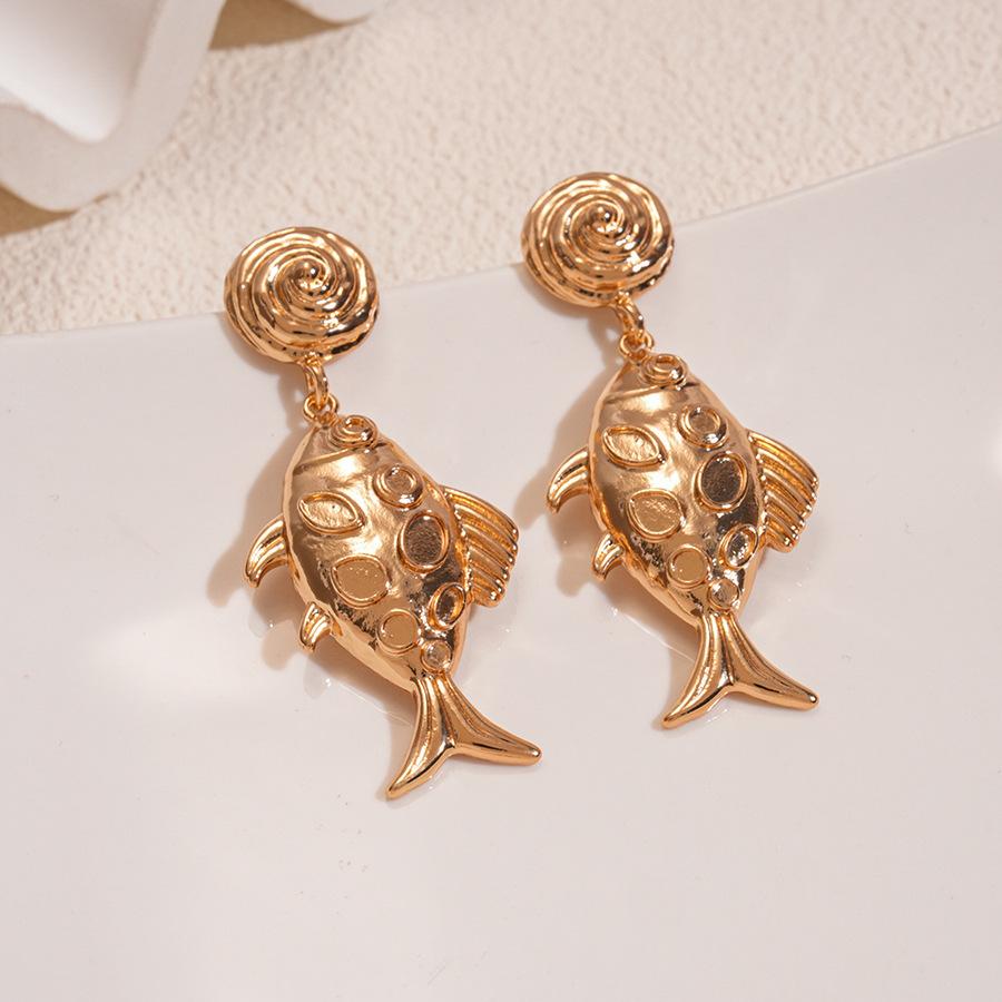 

Металлическая текстура маленькая рыбка серьги-иглы из серебра нишевые преувеличенные личностные серьги с высоким чувством уникального темперамента