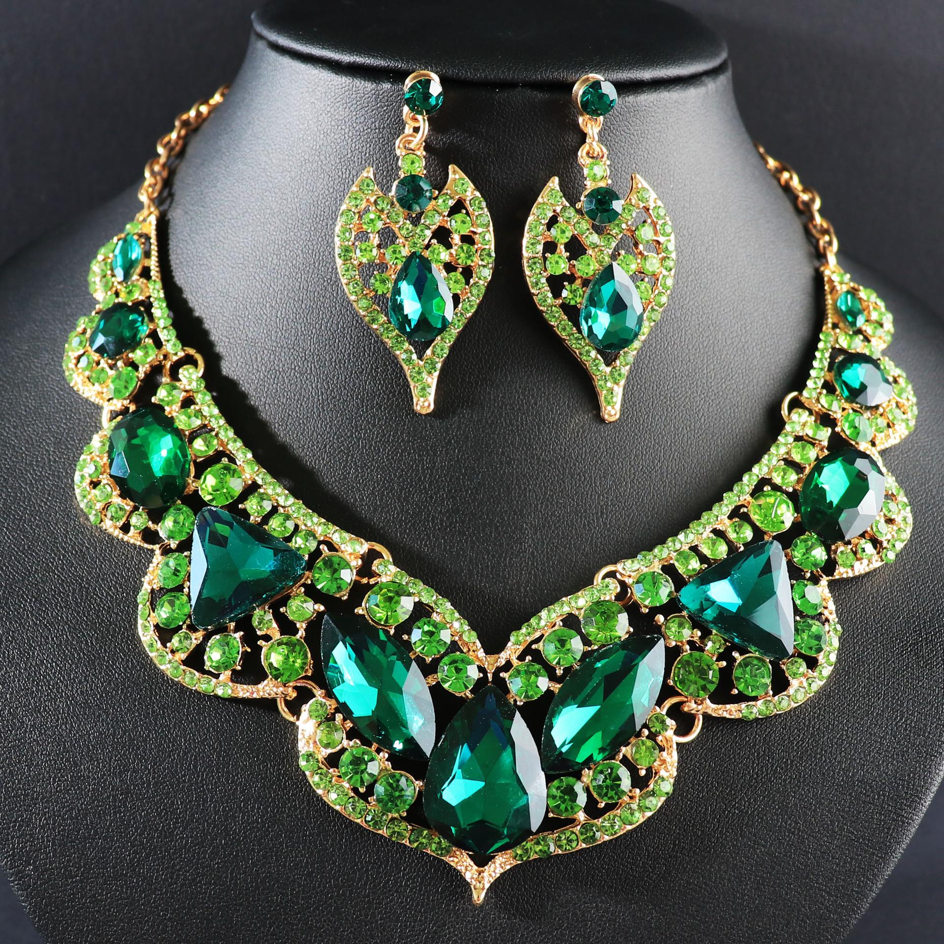 

Комплект из ожерелья и серег, комплект из 2 предметов из сплава Court Temperament с кристаллами в стиле ретро зелёный