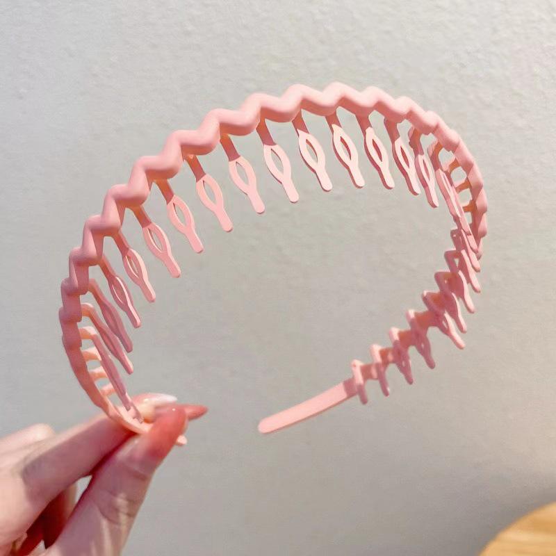 Bandeau Antidérapant Style Coréen Couleur Bonbon avec Dents - Respectueux des Cheveux, Pince à Cheveux Ondulée Sans Pincer pour les Cheveux Rebelles.