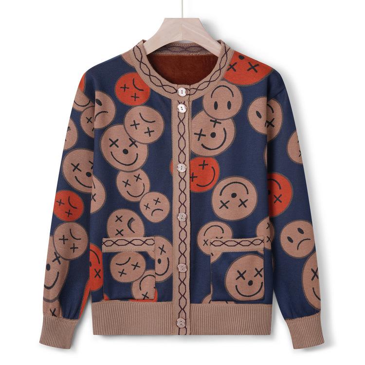 Mothers Wear Casual Sweater Coats, and Women's Grandmothers Wear Autumn and Winter Foreign-style Sweaters and Velvet Padded Tops.