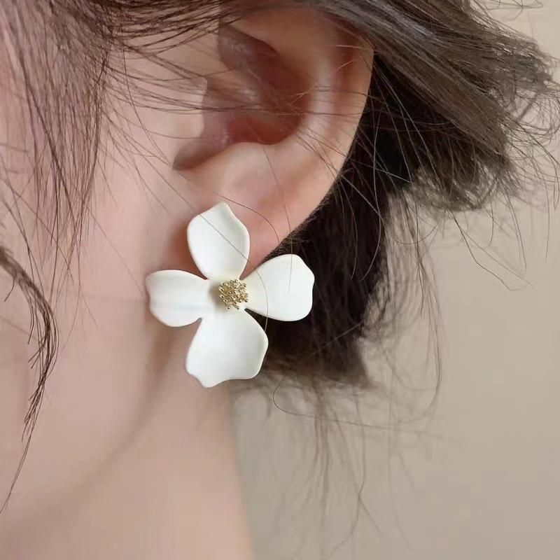 White Flower Drop Earrings for Women Acrylic Blooming Gardenia Dangle Earrings Cute Sweet Trendy Statement Jewelry Winter Gift